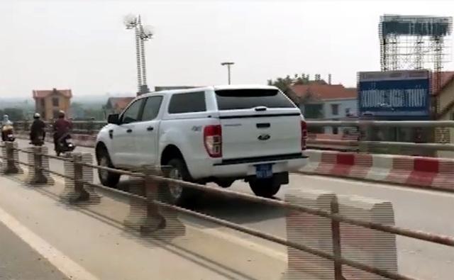 Xe biển xanh ngang nhiên đi sai làn trên cầu Thanh Trì xe bien xanh ngang nhien di sai lan tren cau thanh tri