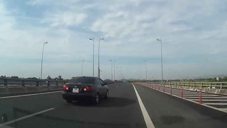 Giật mình trước pha ô tô đi lùi trên cao tốc Cầu Giẽ - Ninh Bình