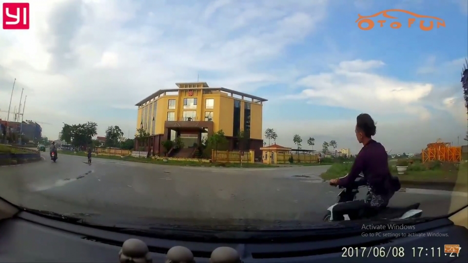 Ngổ ngáo tạt đầu ô tô, nam thanh niên thoát nạn trong gang tấc ngo ngao tat dau o to nam thanh nien thoat nan trong gang tac