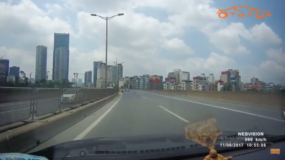 "Hết hồn" xe máy đi ngược chiều ở đường vành đai 3 trên cao het hon xe may di nguoc chieu o duong vanh dai 3 tren cao