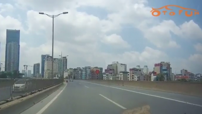 "Hết hồn" xe máy đi ngược chiều ở đường vành đai 3 trên cao