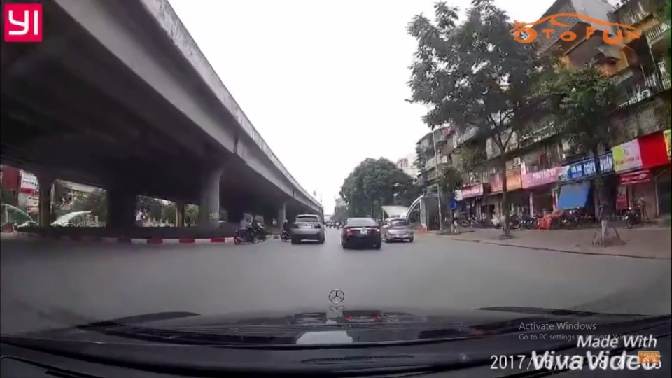 Rẽ không quan sát, "Ninja" va chạm BMW X5 re khong quan sat ninja va cham bmw x5