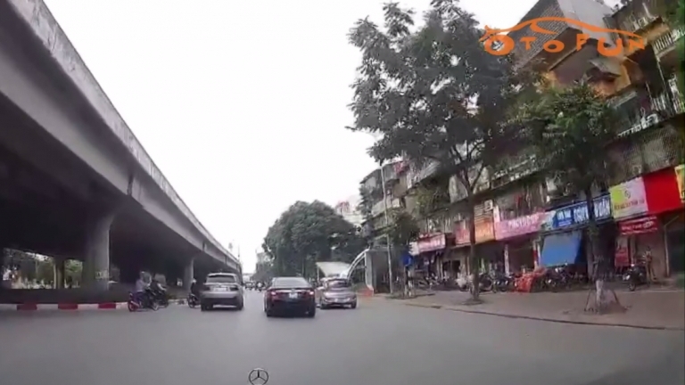 Rẽ không quan sát, "Ninja" va chạm BMW X5