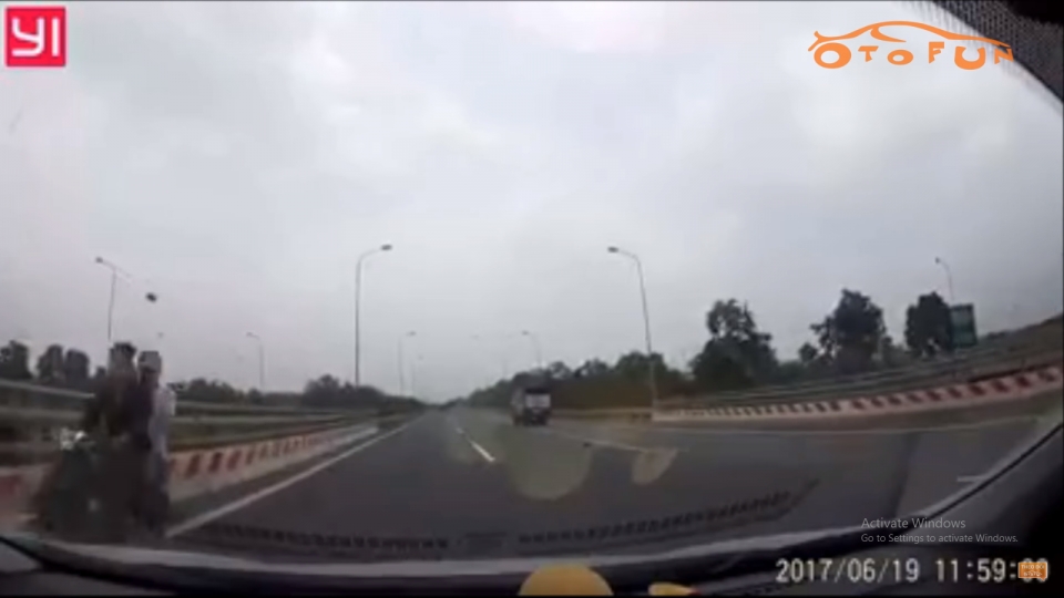Hà Nội: Liên tiếp xe đi ngược chiều trên Đại lộ Thăng Long ha noi lien tiep xe di nguoc chieu tren dai lo thang long
