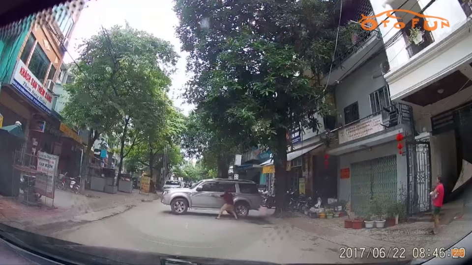 Cao Bằng: Hậu quả khôn lường khi để trẻ em ngồi một mình trên xe hơi cao bang hau qua khon luong khi de tre em ngoi mot minh tren xe hoi