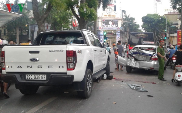 Hà Nội: “Xe điên” đâm liên hoàn, đè nát xe máy trên phố Bà Triệu ha noi xe dien dam lien hoan de nat xe may tren pho ba trieu