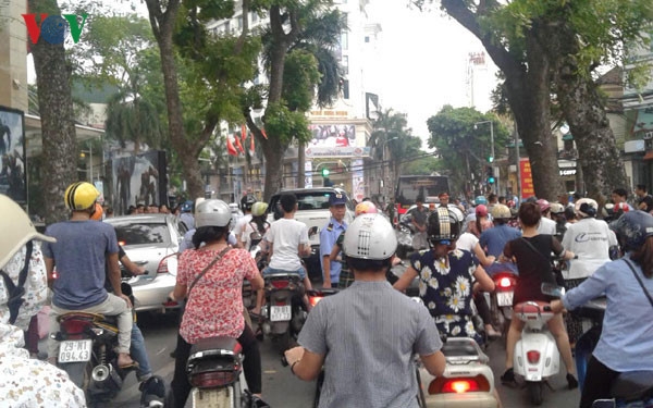 Hà Nội: “Xe điên” đâm liên hoàn, đè nát xe máy trên phố Bà Triệu ha noi xe dien dam lien hoan de nat xe may tren pho ba trieu
