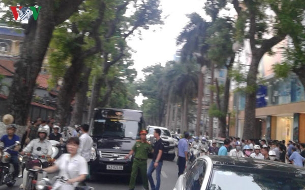 Hà Nội: “Xe điên” đâm liên hoàn, đè nát xe máy trên phố Bà Triệu ha noi xe dien dam lien hoan de nat xe may tren pho ba trieu