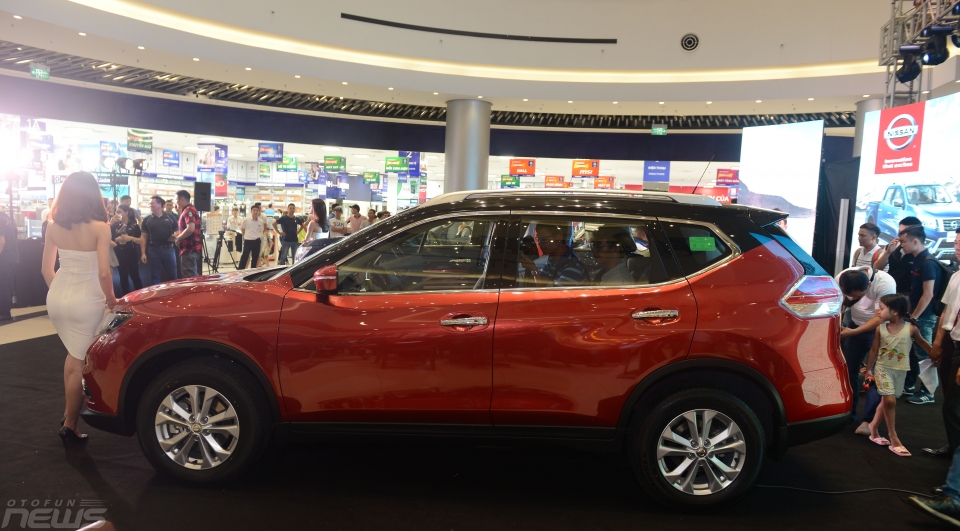 nissan navara np300 va x trail them mau moi tang tinh canh tranh