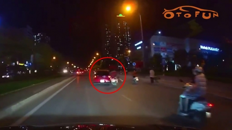 "Kẹp ba" không mũ bảo hiểm, ba thanh niên đi xe máy nhận được bài học