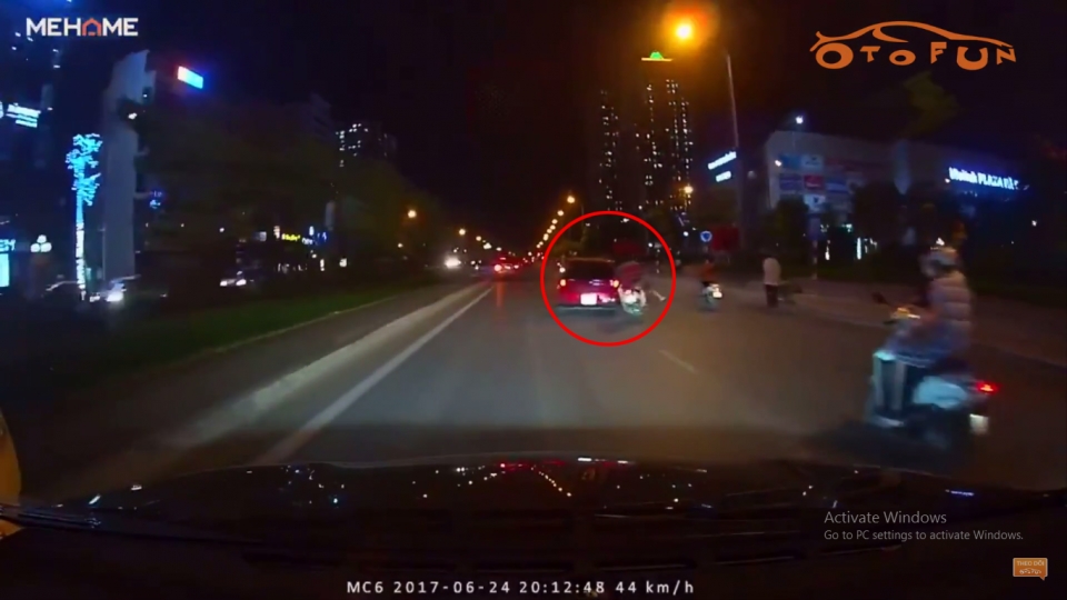 "Kẹp ba" không mũ bảo hiểm, ba thanh niên đi xe máy nhận được bài học kep ba khong mu bao hiem ba thanh nien di xe may nhan duoc bai hoc