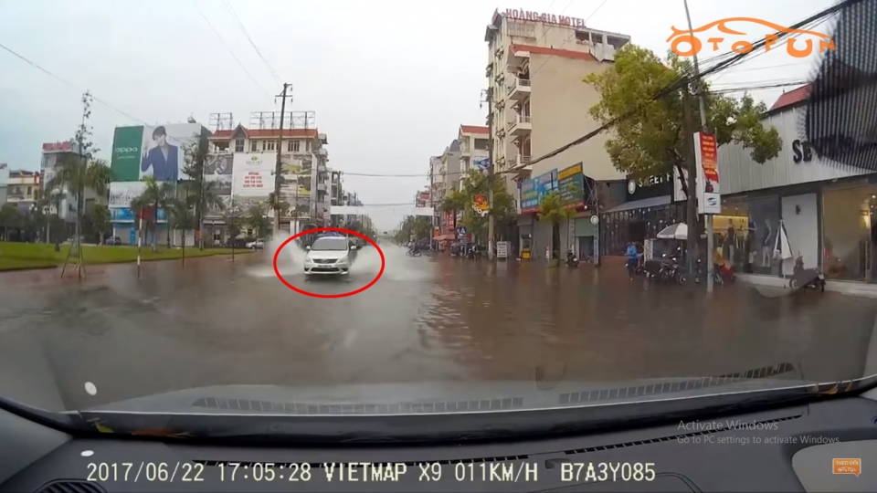 Trời mưa, đường ngập và văn hóa lái xe troi mua duong ngap va van hoa lai xe