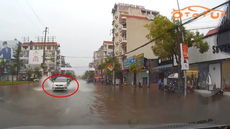 Trời mưa, đường ngập và văn hóa lái xe