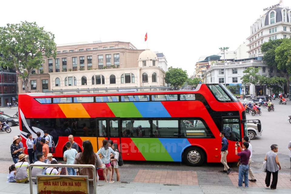 ha noi can canh xe buyt hai tang doc dao phuc vu khach du lich