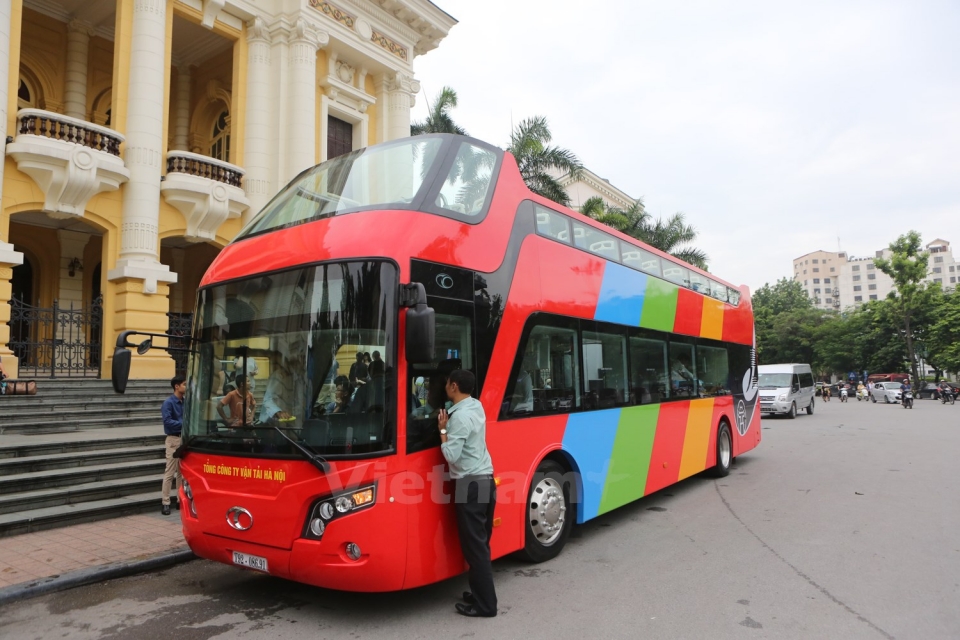 ha noi can canh xe buyt hai tang doc dao phuc vu khach du lich