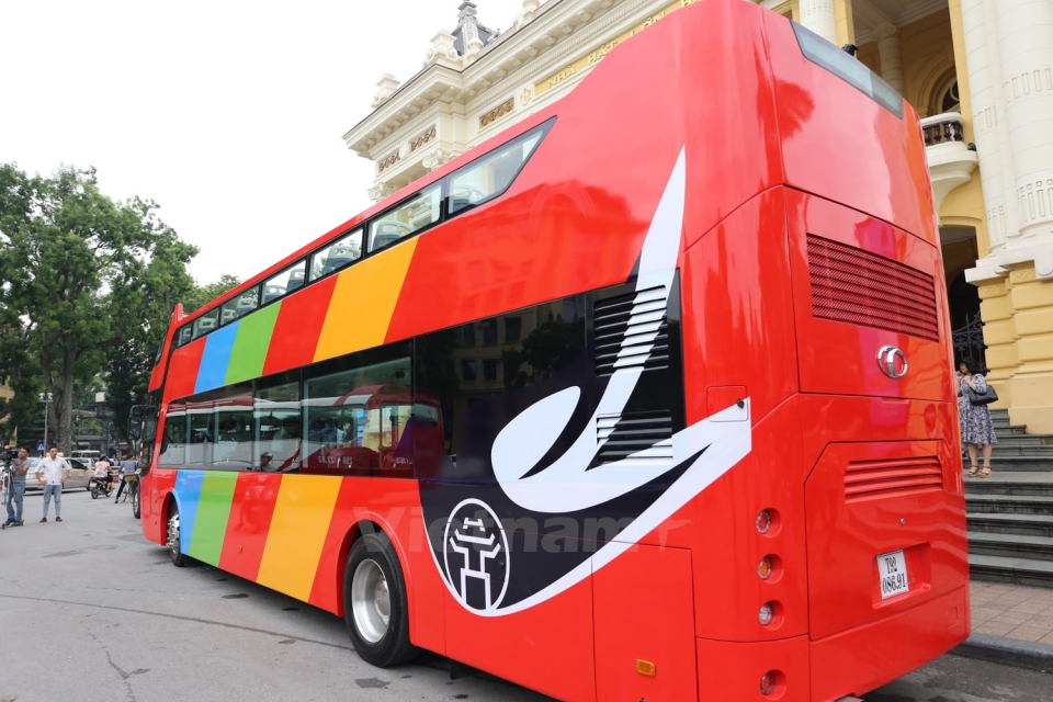 ha noi can canh xe buyt hai tang doc dao phuc vu khach du lich