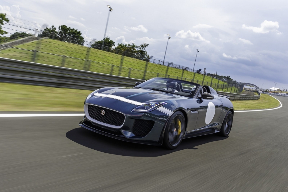jaguar land rover svo muon che tao sieu xe the thao canh tranh voi mercedes amg gt