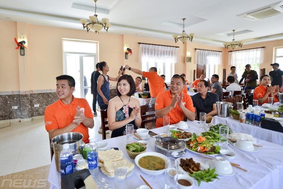 hinh anh dang nho ngay dau chuyen caravan ki niem sinh nhat otofun