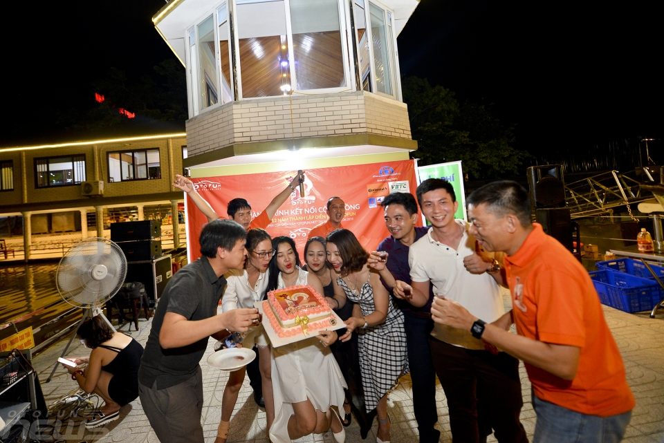 hinh anh dang nho ngay dau chuyen caravan ki niem sinh nhat otofun