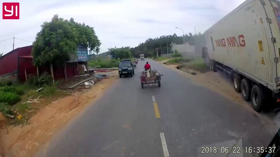 Thót tim trước pha xử lý tài tình của tài xế container thot tim truoc pha xu ly tai tinh cua tai xe container
