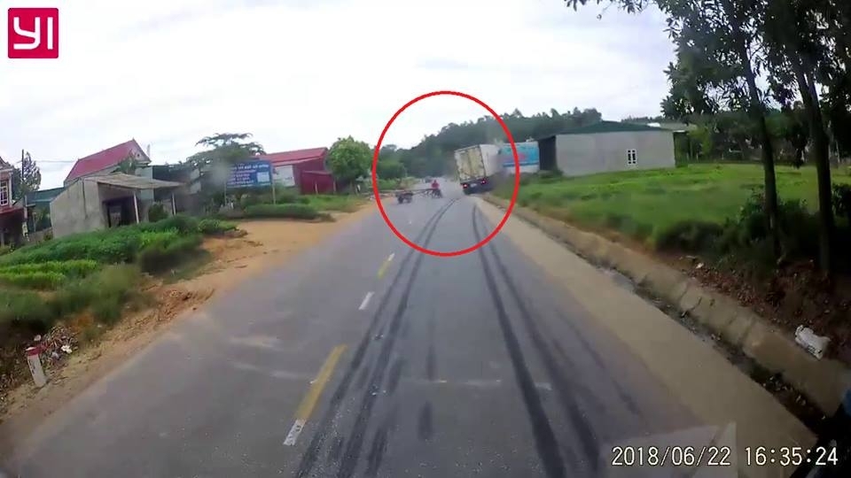Thót tim trước pha xử lý tài tình của tài xế container