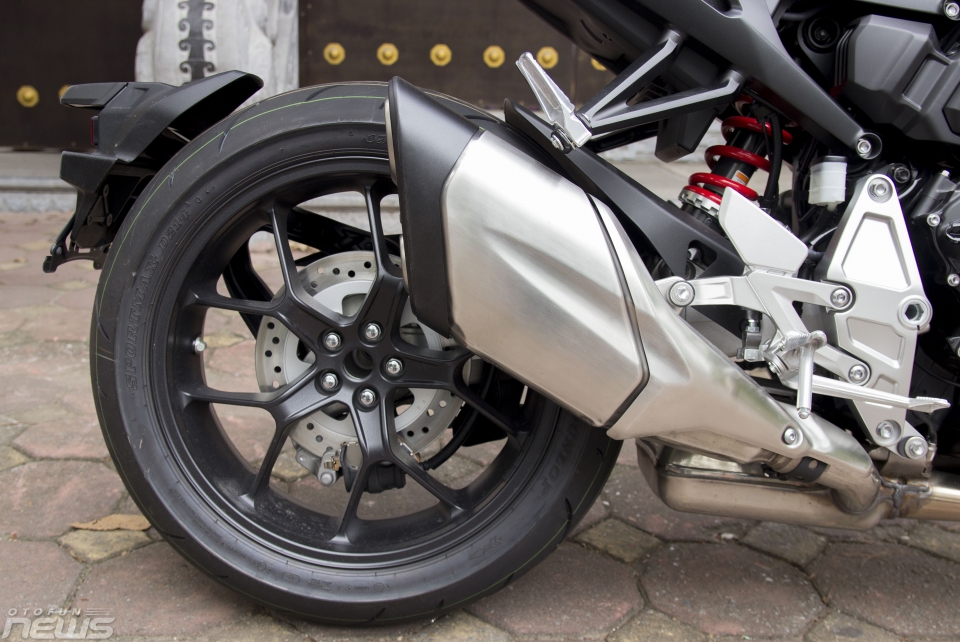 Ngắm Honda CB1000R 2018 đầu tiên Hà Nội ngam honda cb1000r 2018 canh tranh hang chinh hang