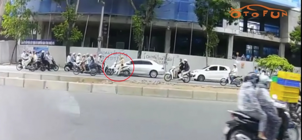 CSGT bất lực trước dòng người vi phạm đi ngược chiều trên đường Xuân Thuỷ csgt bat luc truoc dong nguoi vi pham di nguoc chieu tren duong xuan thuy