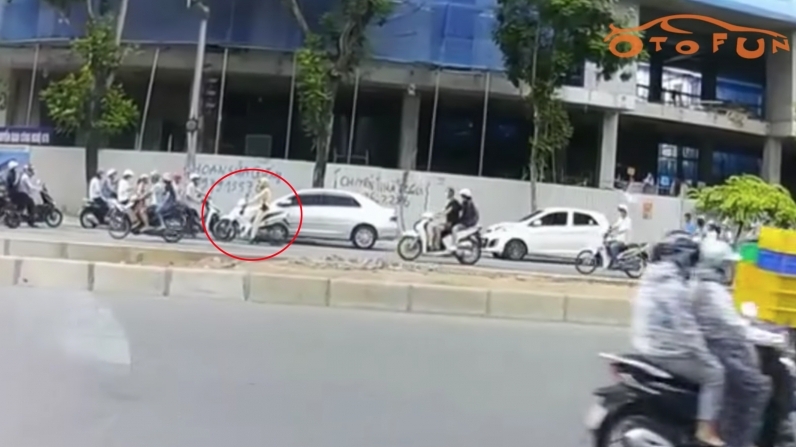 CSGT bất lực trước dòng người vi phạm đi ngược chiều trên đường Xuân Thuỷ