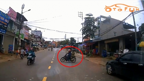 Xe máy sang đường đột ngột: ẩn họa khôn lường!