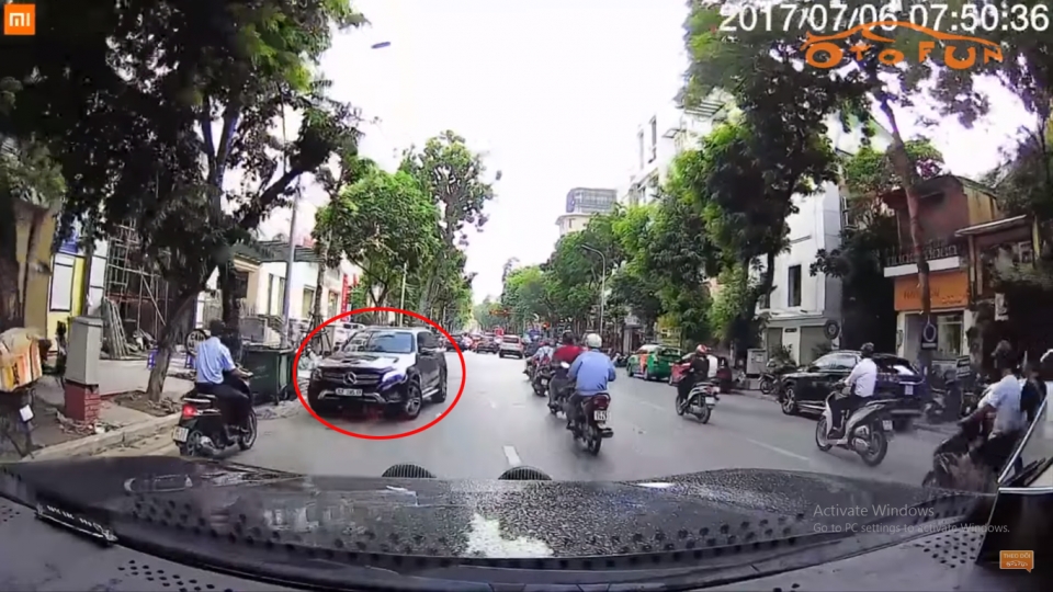 Xe tải, xe sang thản nhiên đi ngược chiều xe tai xe sang than nhien di nguoc chieu