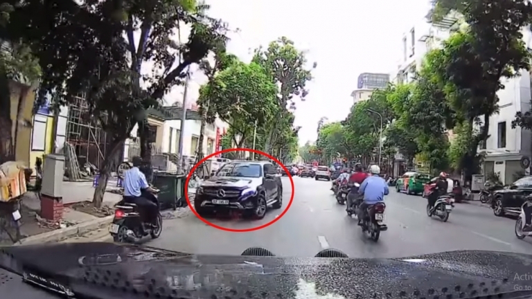Xe tải, xe sang thản nhiên đi ngược chiều