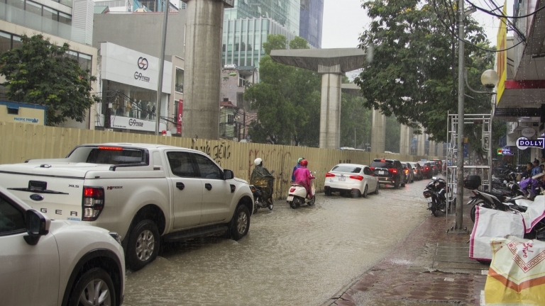 Người dân Hà Nội chen chân dưới mưa ngày 19/7