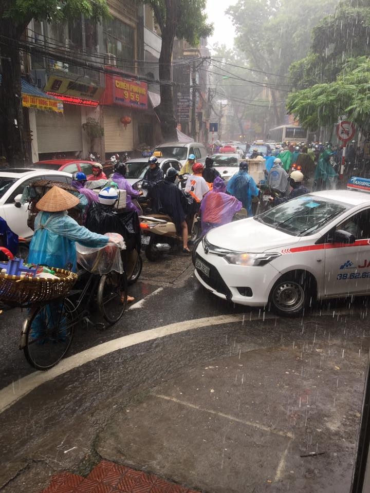 nguoi dan ha noi chen chan duoi mua ngay 197