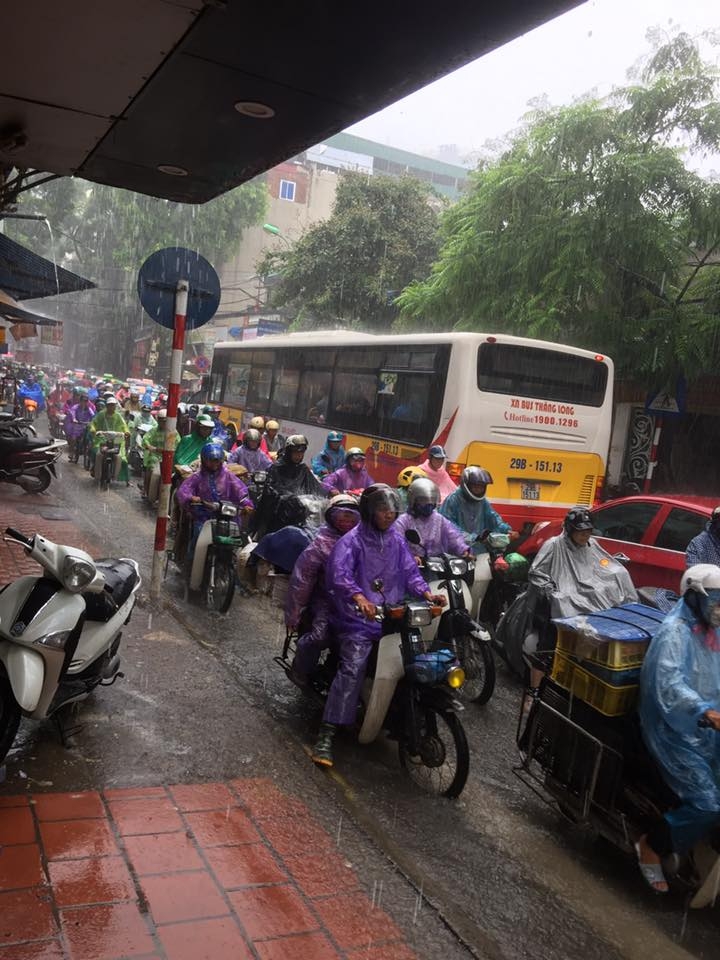 nguoi dan ha noi chen chan duoi mua ngay 197