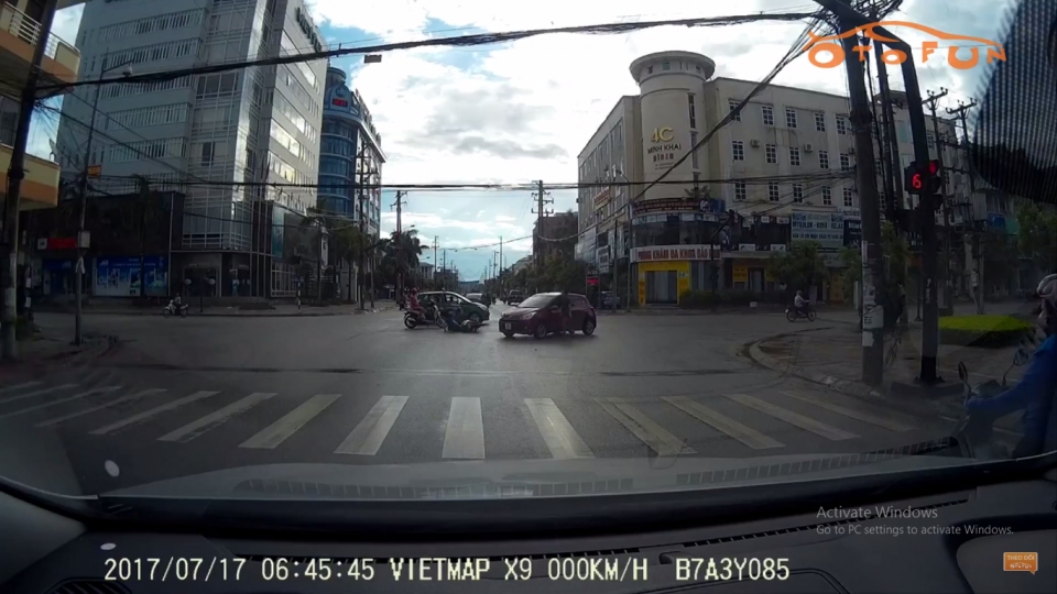 Hồn nhiên vượt đèn đỏ, người phụ nữ nhận "quả đắng" hon nhien vuot den do nguoi phu nu nhan qua dang