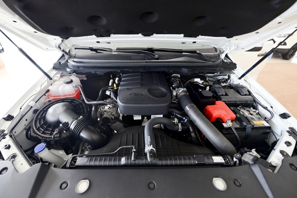 Ford Ranger...rẽ sóng, lướt êm trên đường ngập ford rangerre song luot em tren duong ngap