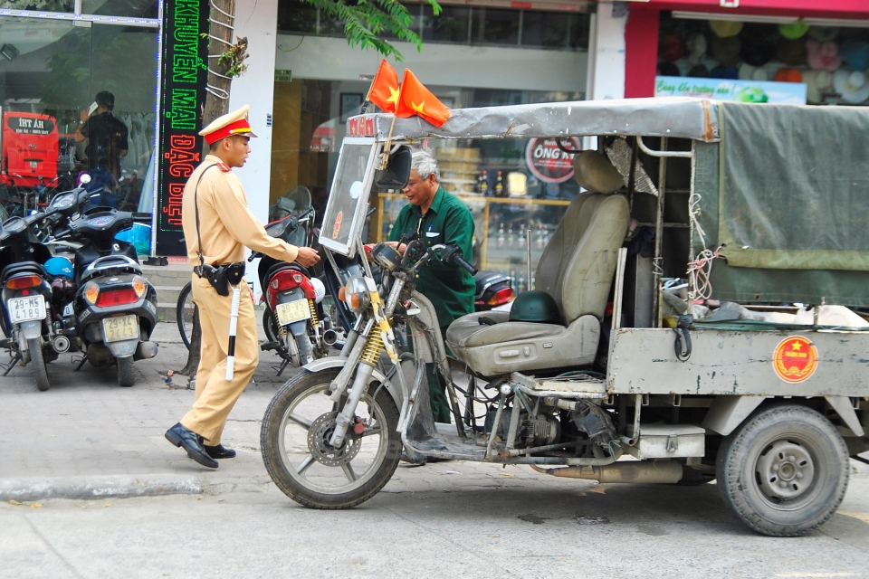 Tịch thu xe ba bánh giả danh thương binh tich thu xe ba banh gia danh thuong binh