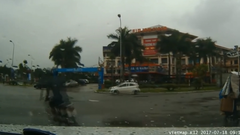 Bắc Ninh: Nam thanh niên liều lĩnh tạt đầu ô tô tại ngã sáu
