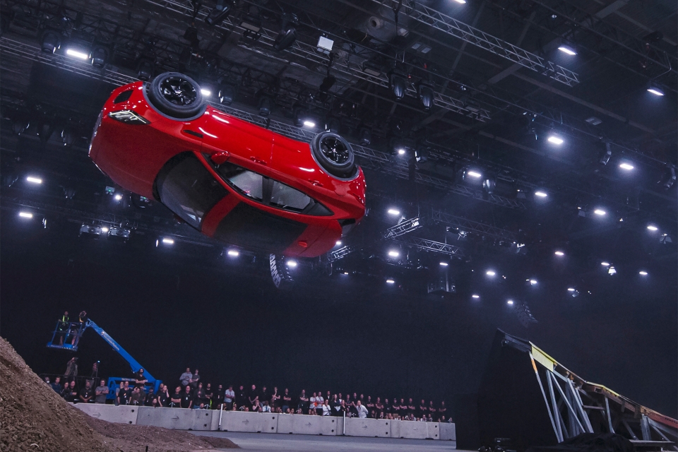 jaguar bat mi hau truong man trinh dien lon nhao cua suv cao cap e pace