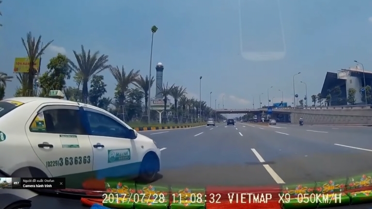 Hú hồn xe taxi lấn làn bất ngờ