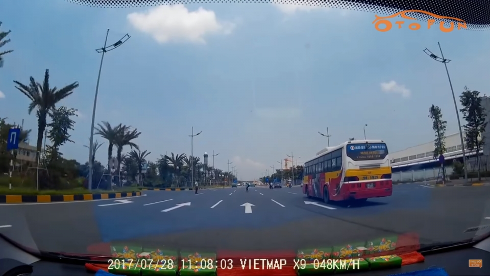 Hú hồn xe taxi lấn làn bất ngờ hu hon xe taxi lan lan bat ngo