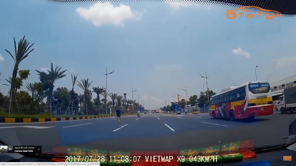 Hú hồn xe taxi lấn làn bất ngờ hu hon xe taxi lan lan bat ngo