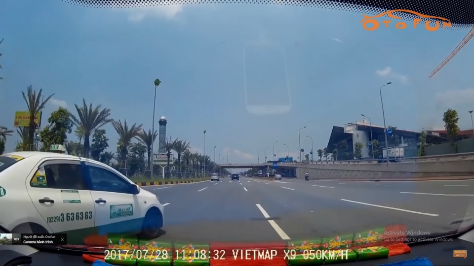 Hú hồn xe taxi lấn làn bất ngờ hu hon xe taxi lan lan bat ngo