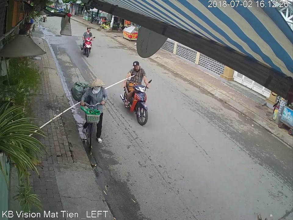 Cây gậy dài chọc ngã nhào người đi xe máy vat the la bat ngo gay hoa cho nam thanh nien den dui