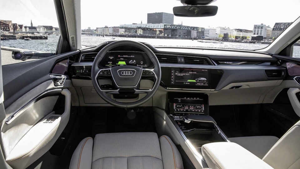 Audi E-Tron "khoe" trọn nội thất với 5 màn hình hiển thị audi e tron khoe tron noi that dam chat hien dai voi 5 man hinh hien thi