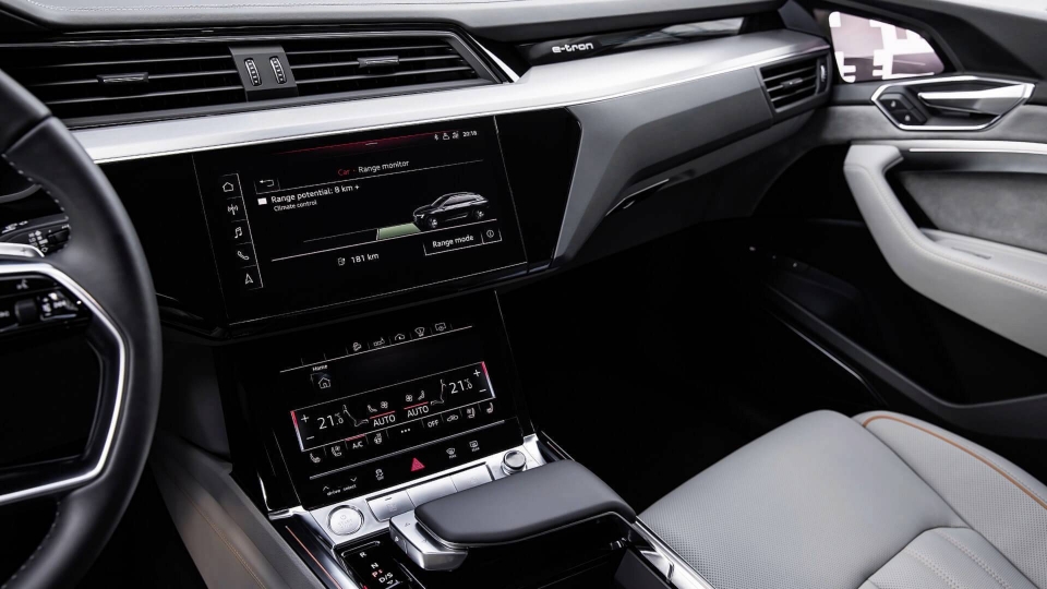 Audi E-Tron "khoe" trọn nội thất với 5 màn hình hiển thị audi e tron khoe tron noi that dam chat hien dai voi 5 man hinh hien thi