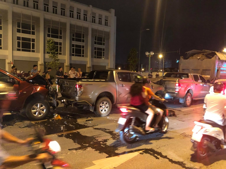 Ba xe bán tải đâm liên hoàn vào đuôi xe ben bon o to gay tai nan lien hoan o ha dong