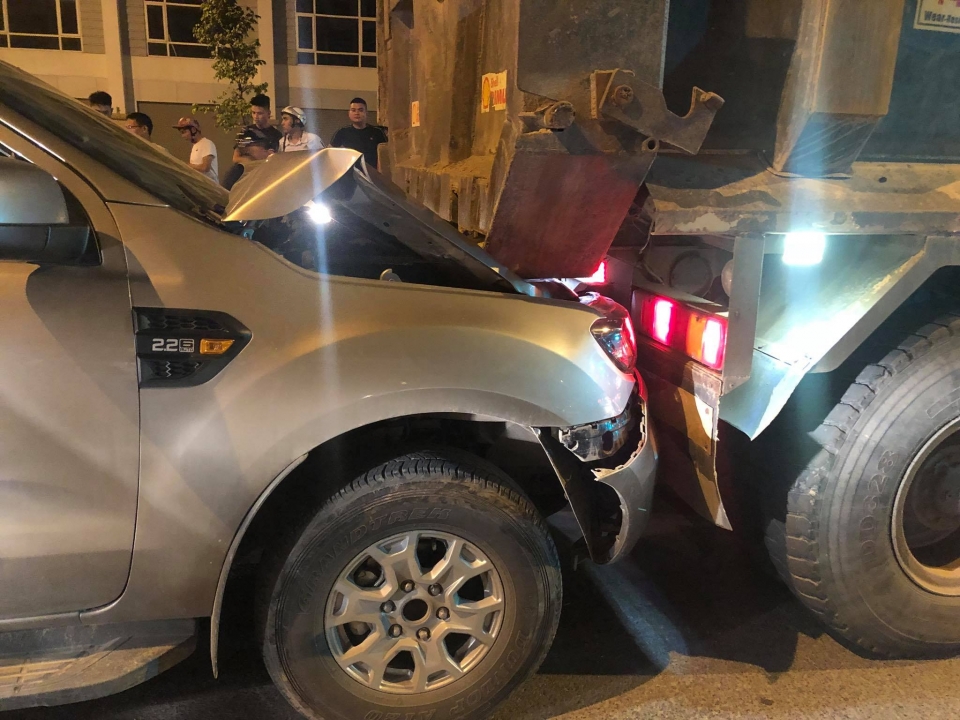 Ba xe bán tải đâm liên hoàn vào đuôi xe ben bon o to gay tai nan lien hoan o ha dong