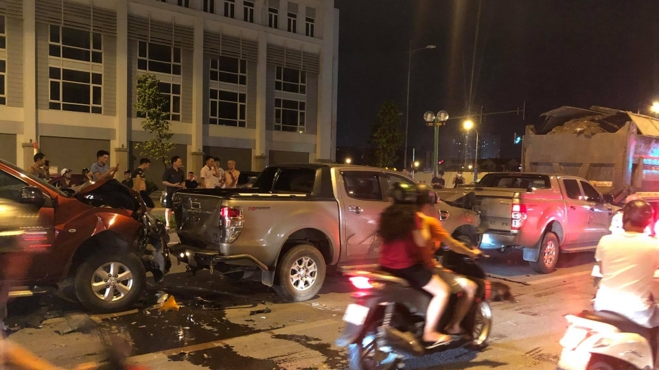 Ba xe bán tải đâm liên hoàn vào đuôi xe ben