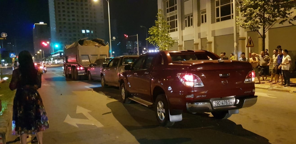 Ba xe bán tải đâm liên hoàn vào đuôi xe ben bon o to gay tai nan lien hoan o ha dong
